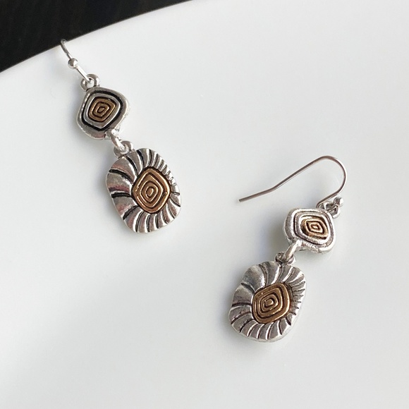 Jewelry - NEW Chamomile retro earrings